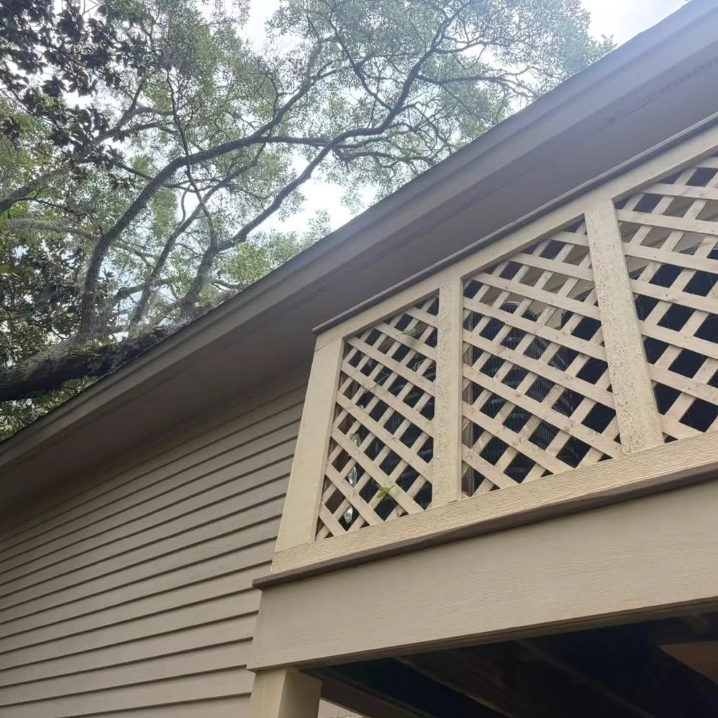 White lattice and siding on a Kiawah Island home cleaned by low pressure soft washing without damage